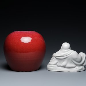 Een Chinese sang-de-boeuf geglazuurde pot, een blanc de Chine Boeddha en twee borden, 19e eeuw — foto 6