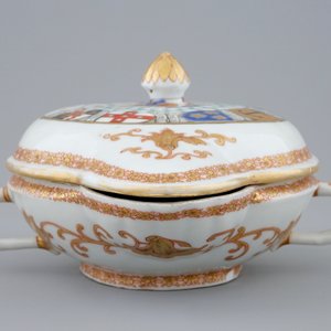 Een Chinese sauskom met deksel met het wapen van Van Reverhorst, Qianlong, ca. 1745 — foto 3
