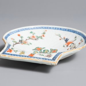 Een Chinese schelpvormige famille verte coupe, Kangxi — foto 3