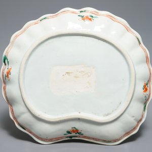 Een Chinese schelpvormige famille verte schotel, Kangxi — foto 2