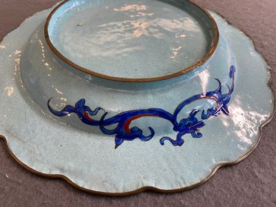 Een Chinese schotel in Canton email met geleerden aan een tafel, Qianlong/Jiaqing — foto 5