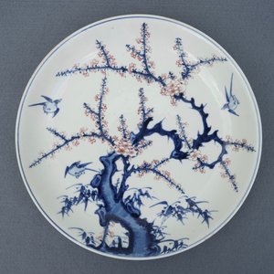 Een Chinese schotel met blauwwit en onderglazuur rood decor, Xuande merk, Kangxi — foto 9