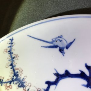 Een Chinese schotel met blauwwit en onderglazuur rood decor, Xuande merk, Kangxi — foto 4