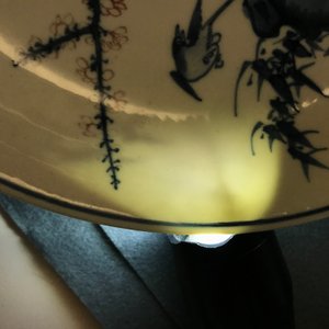 Een Chinese schotel met blauwwit en onderglazuur rood decor, Xuande merk, Kangxi — foto 6