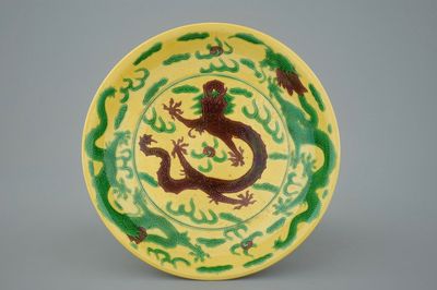 Een Chinese schotel met draken in groen en aubergine op gele fondkleur, Kangxi merk, 19e eeuw