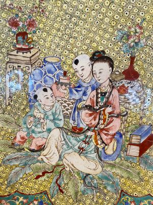 Een Chinese schotel met een dame en twee jongens in Canton email, Yongzheng — foto 2