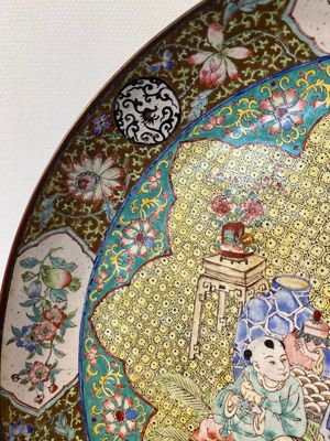 Een Chinese schotel met een dame en twee jongens in Canton email, Yongzheng — foto 3
