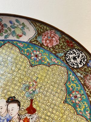 Een Chinese schotel met een dame en twee jongens in Canton email, Yongzheng — foto 4
