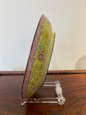 Een Chinese schotel met een dame en twee jongens in Canton email, Yongzheng — foto 5