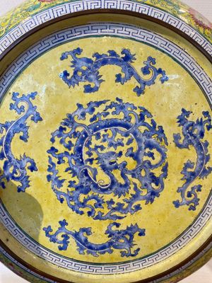 Een Chinese schotel met een dame en twee jongens in Canton email, Yongzheng — foto 8