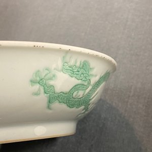 Een Chinese schotel met ingekrast en groen-geglazuurd drakendecor, Hongzhi merk, Ming — foto 11