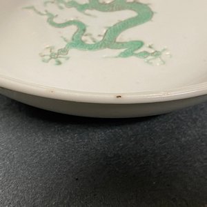 Een Chinese schotel met ingekrast en groen-geglazuurd drakendecor, Hongzhi merk, Ming — foto 3