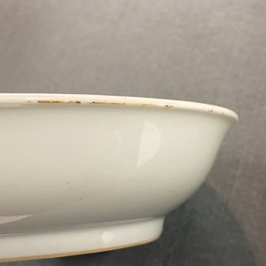 Een Chinese schotel met ingekrast en groen-geglazuurd drakendecor, Hongzhi merk, Ming — foto 10