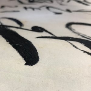 Een Chinese scroll met geborduurde kalligrafie in zijde op textiel, 19/20e eeuw — foto 10