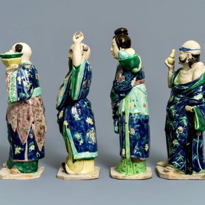 Een Chinese set met 'De Acht Onsterfelijken' in deels geëmailleerd biscuit, China, 20e eeuw — foto 11