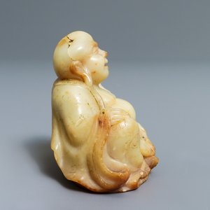 Een Chinese Shoushan zeepstenen figuur van Boeddha met ruyi scepter, 18/19e eeuw — foto 2