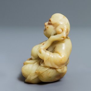 Een Chinese Shoushan zeepstenen figuur van Boeddha met ruyi scepter, 18/19e eeuw — foto 4