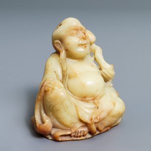 Een Chinese Shoushan zeepstenen figuur van Boeddha met ruyi scepter, 18/19e eeuw — foto 7