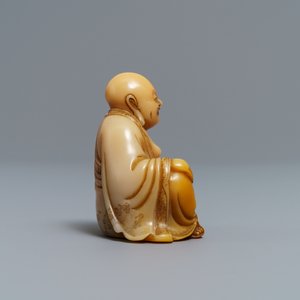 Een Chinese Shoushan zeepstenen figuur van Boeddha met signatuur en inscriptie, 19e eeuw — foto 4