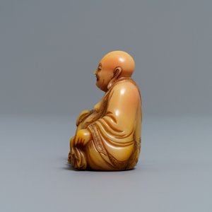 Een Chinese Shoushan zeepstenen figuur van Boeddha met signatuur en inscriptie, 19e eeuw — foto 6