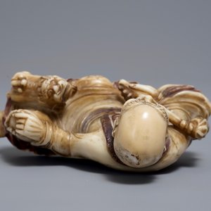 Een Chinese Shoushan zeepstenen figuur van een Luohan, 18/19e eeuw — foto 6