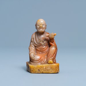 Een Chinese Shoushan zeepstenen figuur van een Luohan, gesign. Yu Xuan, 17/18e eeuw — foto 1