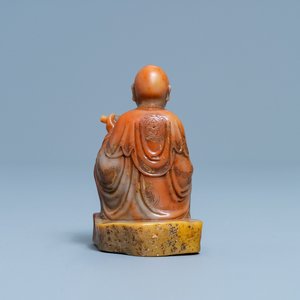 Een Chinese Shoushan zeepstenen figuur van een Luohan, gesign. Yu Xuan, 17/18e eeuw — foto 3