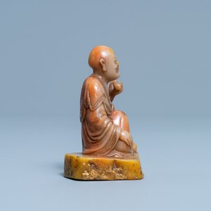 Een Chinese Shoushan zeepstenen figuur van een Luohan, gesign. Yu Xuan, 17/18e eeuw — foto 4