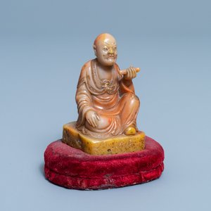 Een Chinese Shoushan zeepstenen figuur van een Luohan, gesign. Yu Xuan, 17/18e eeuw — foto 8
