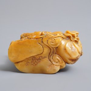 Een Chinese Shoushan zeepstenen figuur van een Luohan met inlegwerk, 19/20e eeuw — foto 5