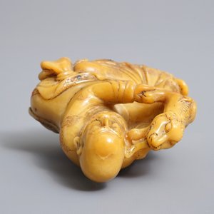 Een Chinese Shoushan zeepstenen figuur van een Luohan met inlegwerk, 19/20e eeuw — foto 6