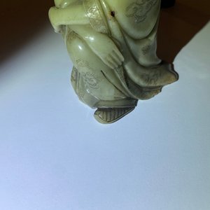 Een Chinese Shoushan zeepstenen figuur van een zittende man, 18/19e eeuw — foto 14
