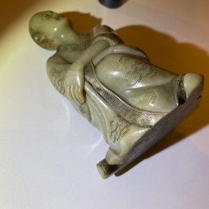 Een Chinese Shoushan zeepstenen figuur van een zittende man, 18/19e eeuw — foto 19