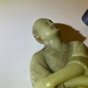 Een Chinese Shoushan zeepstenen figuur van een zittende man, 18/19e eeuw — foto 20