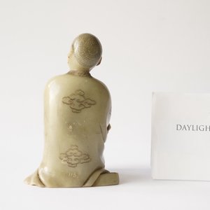 Een Chinese Shoushan zeepstenen figuur van een zittende man, 18/19e eeuw — foto 9