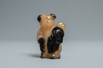 Een Chinese snuiffles in agaat in de vorm van een jongen, 19/20e eeuw