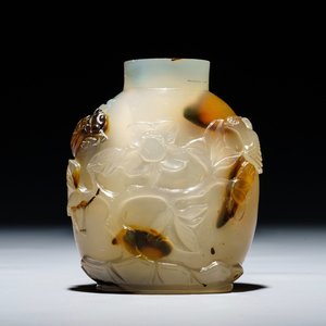 Een Chinese snuiffles in agaat met reliëfdecor van vogels en bloemen, 19e eeuw — foto 1