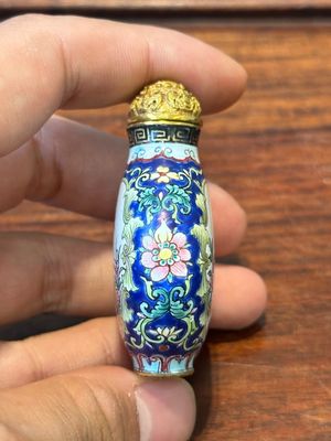 Een Chinese snuiffles in Canton email met Europees decor, Qianlong merk, 19e eeuw — foto 2