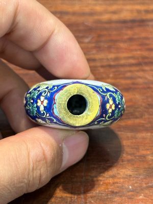 Een Chinese snuiffles in Canton email met Europees decor, Qianlong merk, 19e eeuw — foto 7