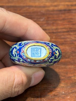 Een Chinese snuiffles in Canton email met Europees decor, Qianlong merk, 19e eeuw — foto 8