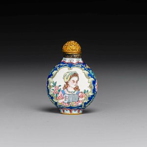 Een Chinese snuiffles in Canton email met Europees decor, Qianlong merk, 19e eeuw — foto 1