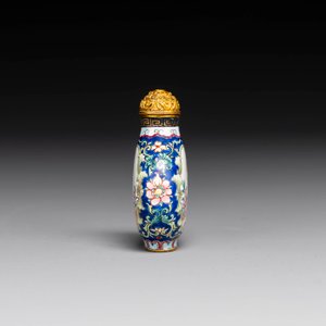 Een Chinese snuiffles in Canton email met Europees decor, Qianlong merk, 19e eeuw — foto 2