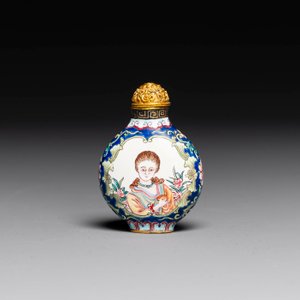 Een Chinese snuiffles in Canton email met Europees decor, Qianlong merk, 19e eeuw — foto 3