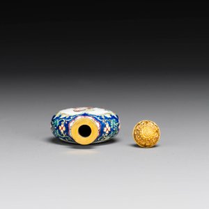Een Chinese snuiffles in Canton email met Europees decor, Qianlong merk, 19e eeuw — foto 5