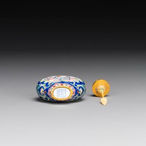 Een Chinese snuiffles in Canton email met Europees decor, Qianlong merk, 19e eeuw — foto 6