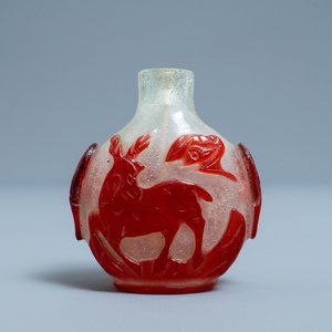 Een Chinese snuiffles in meerlagig rood en wit glas, 18e eeuw — foto 3