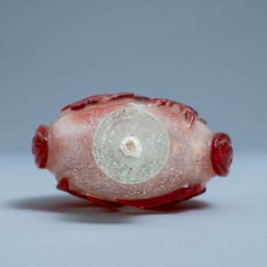 Een Chinese snuiffles in meerlagig rood en wit glas, 18e eeuw — foto 7