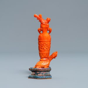 Een Chinese snuiffles in rood koraal met een vaas rustend op een schildpad, Republiek — foto 2