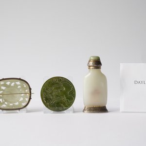Een Chinese snuiffles in witte jade en twee snijwerken in groene jade, 17e eeuw en later — foto 11