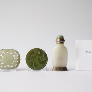 Een Chinese snuiffles in witte jade en twee snijwerken in groene jade, 17e eeuw en later — foto 10